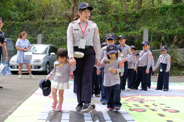 ▲穿小制服騎小警車！奶娃當交警考車照　萌翻了。（圖／新竹市警局提供）