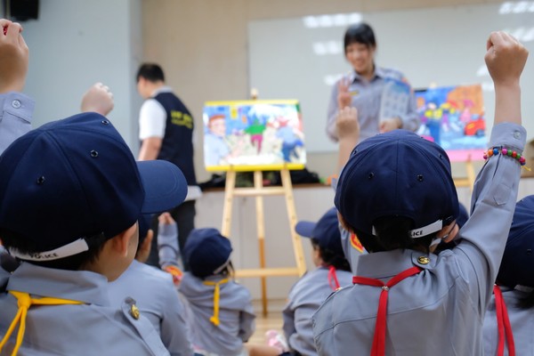 ▲穿小制服騎小警車！奶娃當交警考車照　萌翻了。（圖／新竹市警局提供）