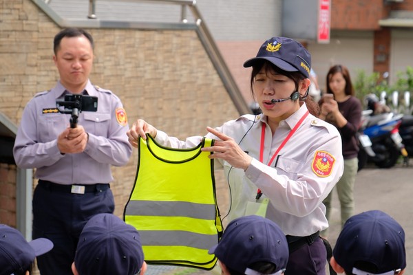 ▲穿小制服騎小警車！奶娃當交警考車照　萌翻了。（圖／新竹市警局提供）