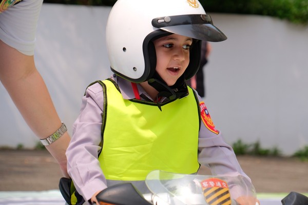 ▲穿小制服騎小警車！奶娃當交警考車照　萌翻了。（圖／新竹市警局提供）