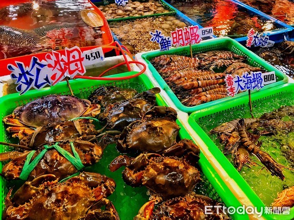 ▲ 石門「富基魚市」清明連假 消費滿3000抽石斑魚、龍蝦。（圖／記者郭世賢攝）