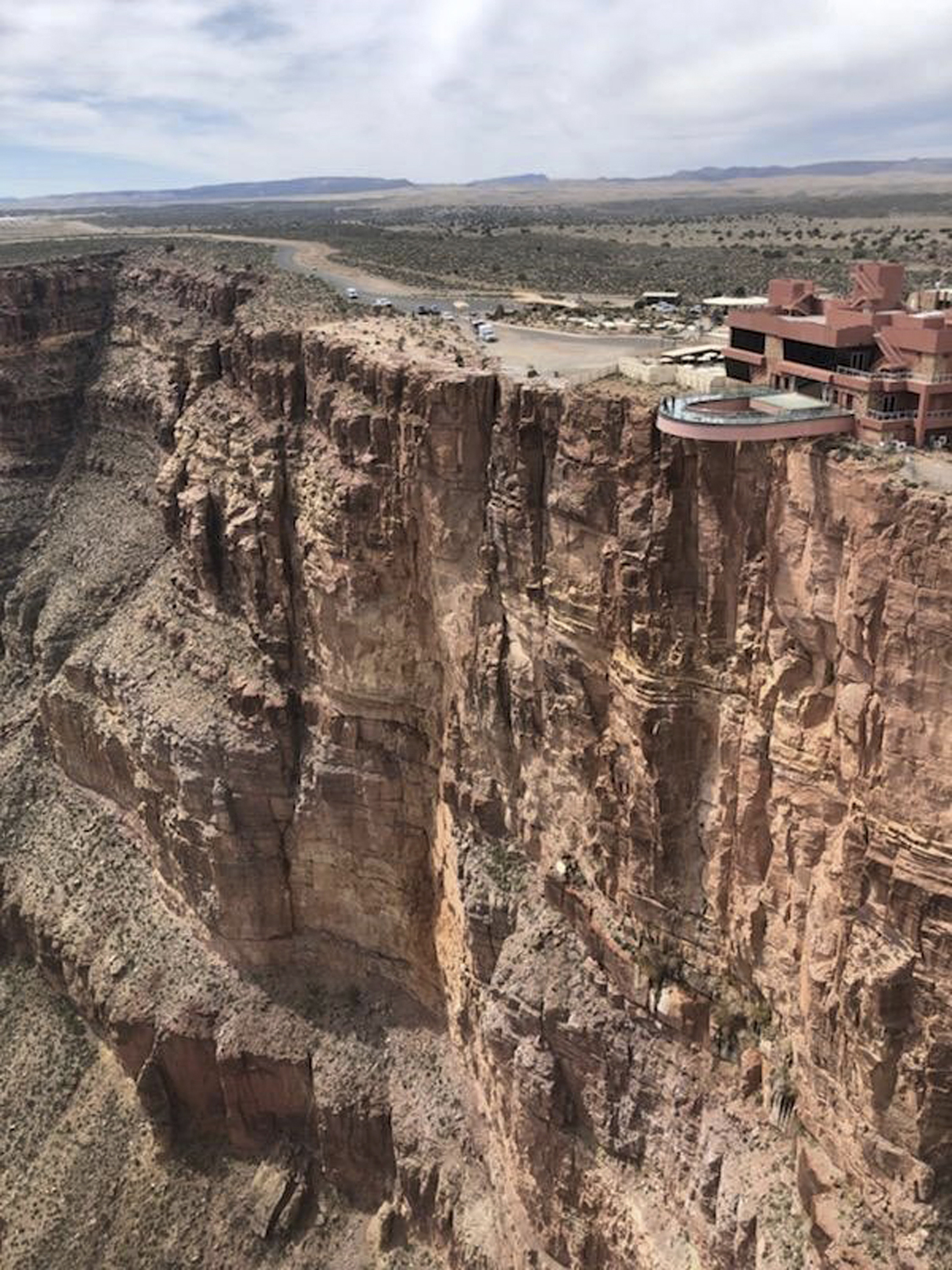 ▲▼  28日，一名澳門50多歲的男子在大峽谷（Grand Canyon）天空步道附近的老鷹岩（Eagle Point）自拍時墜崖。（圖／達志影像／美聯社）