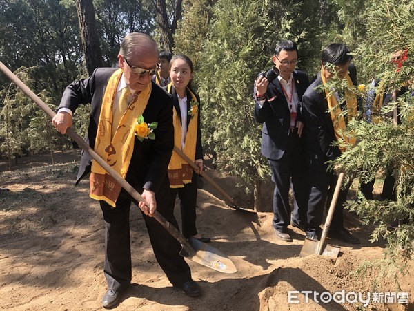 ▲郁慕明種樹。（圖／記者蔡儀潔攝）