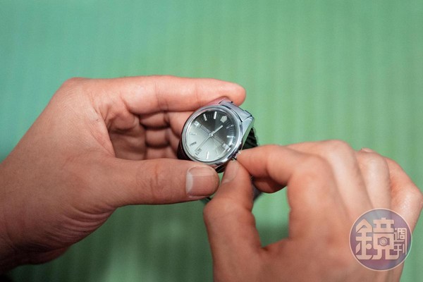 阿公的星辰錶已停產，幸好市面仍有零件流通，方可修復。