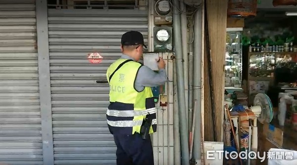 ▲國民黨台南市黨部主委、市議員謝龍介在台南市北區海安路服務處，4月3日上午8時50分上午發現門口被貼一張恐嚇紙張，內容以「花生」暗諭「子彈」對謝龍介人身安全不利。（圖／記者林悅翻攝，下同）