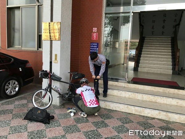 ▲員警為日籍單車環島客打氣。（圖／楊梅警分局提供）