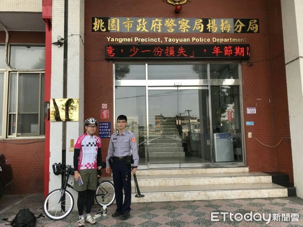 ▲日籍單車客感謝台灣警察的救助。（圖／楊梅警分局提供）