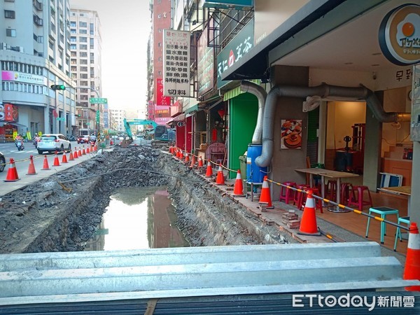 ▲鹽埕區大仁路下水道工程 。（圖／記者洪靖宜攝）