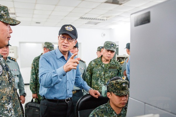 嚴部長視導澎湖地區駐軍　肯定空軍部隊維繫國家安全表現。（圖／軍聞社）