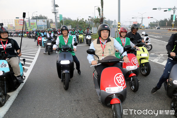 ▲台南市長黃偉哲也與車友們一同騎乘交流，強調綠能重要性的同時不忘化身觀光大使，歡迎車友多來台南旅遊。