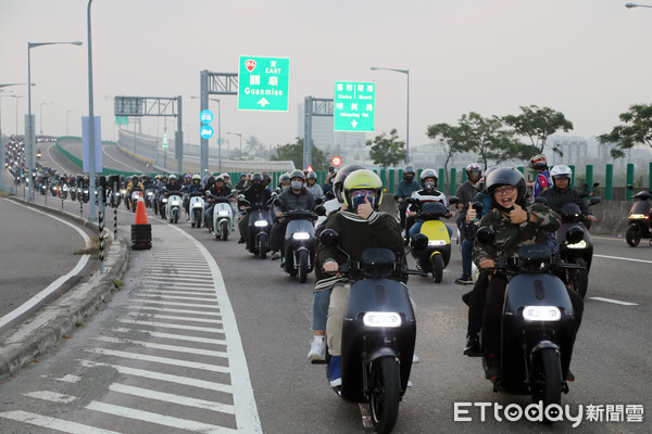 ▲台南市長黃偉哲也與車友們一同騎乘交流，強調綠能重要性的同時不忘化身觀光大使，歡迎車友多來台南旅遊。
