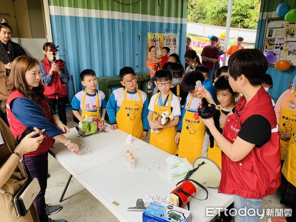 ▲五股國小16名學生當「動保小小兵」　體驗遛狗、鏟貓砂。（圖／新北市動保處提供）