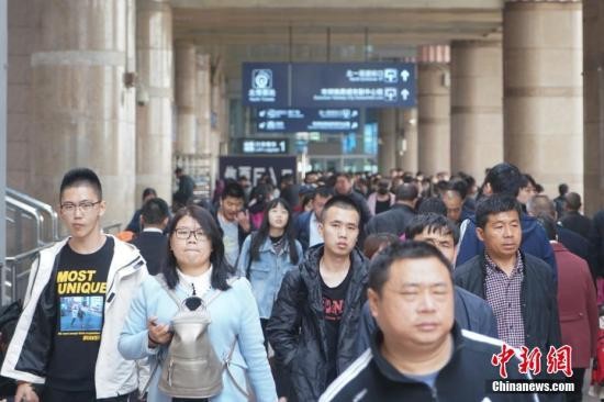 ▲▼清明假期，北京西站迎來外出旅遊、探親的客流高峰。（圖／中新社）