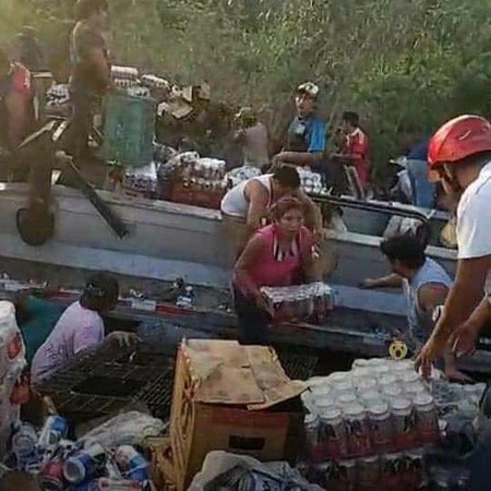 ▲▼墨西哥啤酒卡車翻覆，居民湧入搶喝。（圖／翻攝自Facebook／El Independiente Veracruz）