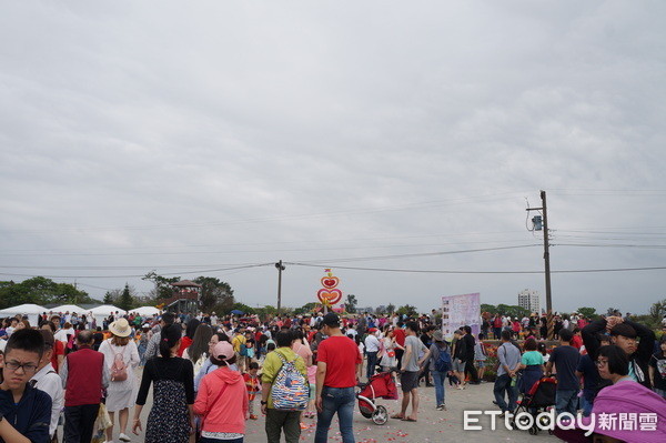 ▲2019桃園彩芋季「閃閃花現日」，10所高校生青春熱舞快閃。（圖／記者楊淑媛攝）