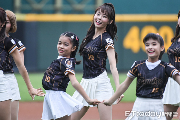 陳怡叡 / é³æ¡å¡yurié³æ¡å¡ Tzpage : 2020 05 24 中華職棒31年 統一 vs 樂天 九局下 rakuten girls (yuri陳怡叡) in 桃園棒球場.