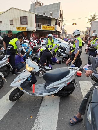 ▲台南市下營上帝廟遶境大典，發生轎班人員與騎士發生衝突，雙方人馬相約談判，被麻豆分局快打部隊，迅速強壓雙方人馬帶回依法偵辦。（圖／翻攝自臉書爆料公社）