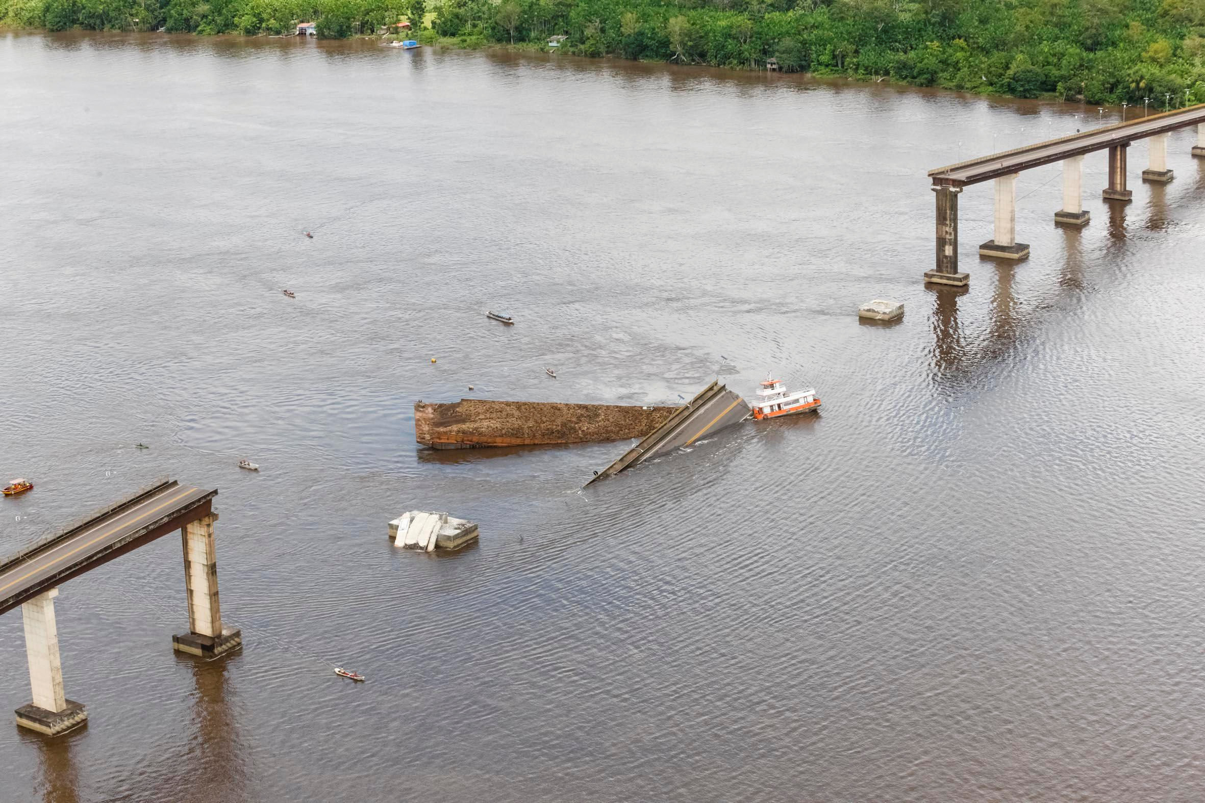 ▲▼ 誇張！巴西北部大橋遭船撞斷 兩車墜河失蹤Moju River ,Acara。（圖／路透社）