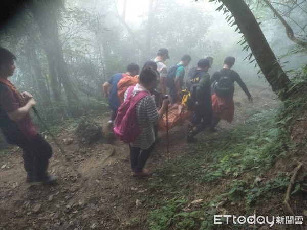 ▲救護人員評估患者傷勢後先給予包紮止血。（圖／記者蕭可正翻攝，下同）