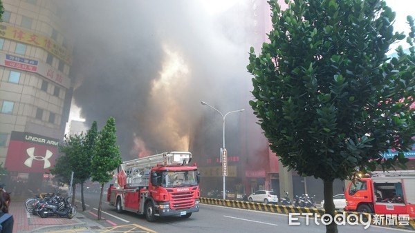 ▲台南市中西區中山路鬧區大樓店面發生火警，現場冒出大量濃煙，台南市消防局出動10多部各式消防車40多人前往搶救中。（圖／記者林悅翻攝，下同）