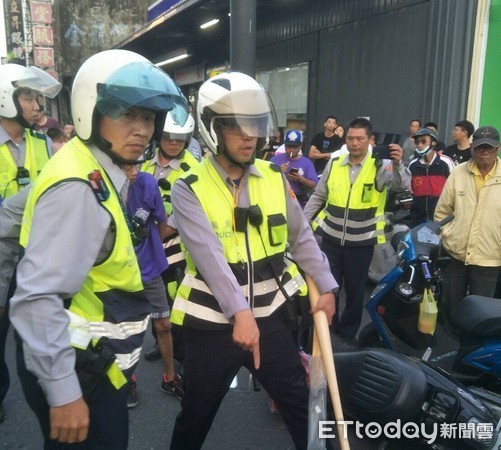 ▲台南市下營上帝廟遶境大典，台南、彰化兩轎班會香時，因路緣狹小雙方發生口角嫌隙產生衝突，雙方糾眾談判時，麻豆分局出動快打部隊，迅速強壓雙方人馬消弭衝突。（圖／記者林悅翻攝，下同）