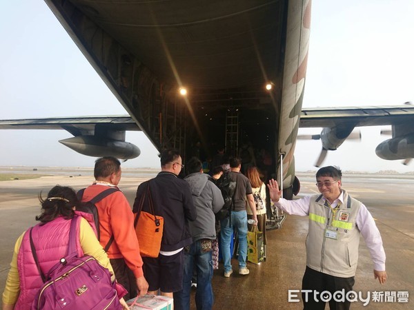 ▲▼啟動兩波軍機、加開4班航班，把旅客從金門送回松山機場。（圖／民航局提供）