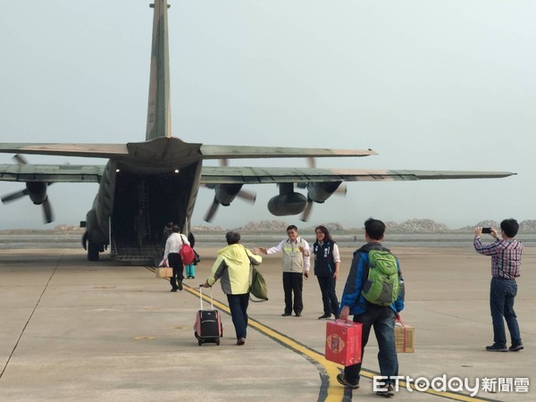 ▲▼啟動兩波軍機、加開4班航班，把旅客從金門送回松山機場。（圖／民航局提供）