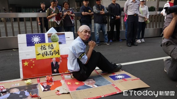 ▲高雄市長韓國瑜不在市府，山寨版韓國瑜來踢館             。（圖／記者賴君欣攝）