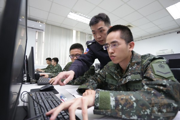 邱柏瑞從軍精進專業 專長橫跨資通電領域。（圖／軍聞社）