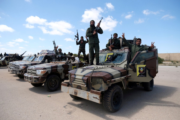 ▲▼軍閥哈夫塔領導的利比亞國防軍（LNA）成員從班加西出發，前往增援圍攻的黎波里行動。（圖／路透）