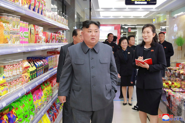 ▲▼ 北韓領導人金正恩視察即將開幕的百貨公司。（圖／路透社）