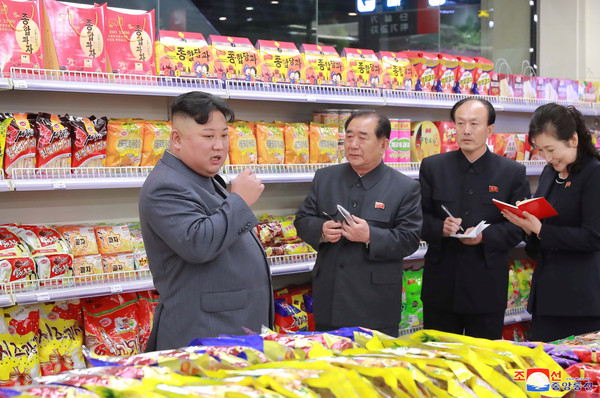 ▲▼ 北韓領導人金正恩視察即將開幕的百貨公司。（圖／路透社）