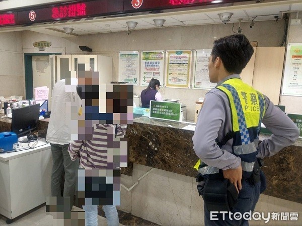 ▲員警也旁協助家屬就醫，順取出卡在男童喉嚨的魚骨刺。（圖／蘆竹警分局提供）