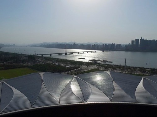 ▲自市區穿過錢江三橋，便是杭州奧體博覽城。這座外形似蓮花，造型動感飄逸的建築是主體育場，可容納8萬人。2022年的亞運會將在這裡舉行。。（圖／新華社授權提供）