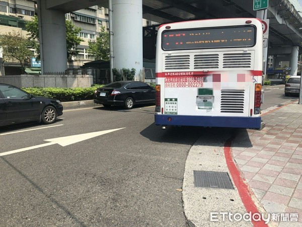 ▲指南客運公車8日中午在大同區路口轉彎不慎擦撞電線桿。（圖／記者張君豪翻攝）