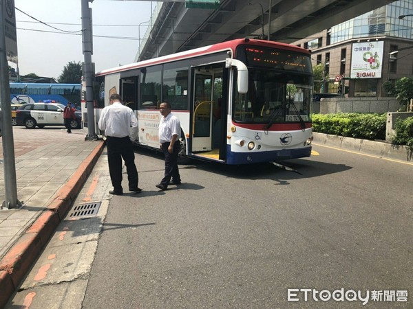 ▲指南客運公車8日中午在大同區路口轉彎不慎擦撞電線桿。（圖／記者張君豪翻攝）