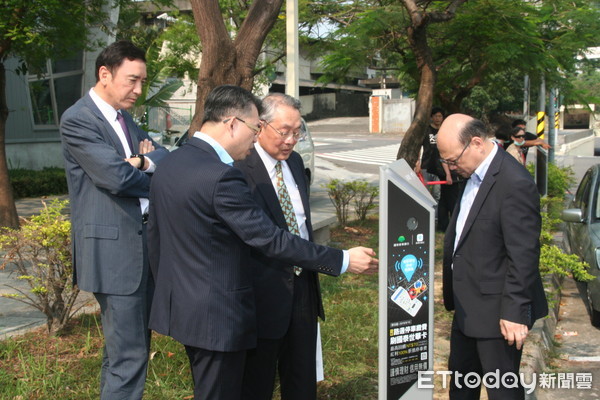 ▲全國首創最大規模路邊停車智慧開單系統，第一階段東區林森路段、小東路段，及永康區正南五街共422席智慧路邊停車格，在台南市長黃偉哲、宏碁創辦人施振榮等人共同主持下，正式上線營運啟用。（圖／記者林悅攝）