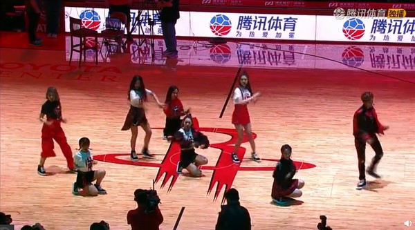 ▲火箭少女首登NBA演出。（圖／翻攝自微博）