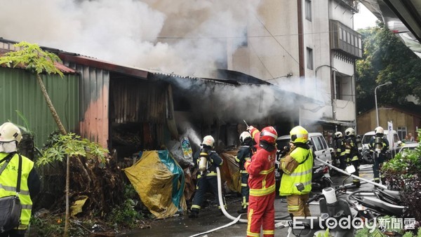 ▲▼北市內湖新明路發生火警。（圖／記者黃彥傑攝）