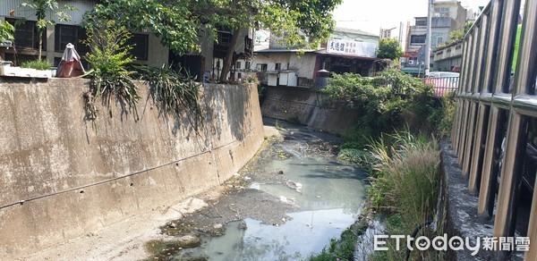 ▲▼ 中埔鄉和興村武德街旁大水溝長期發出惡臭味，當地民眾苦不堪言。（圖／記者翁伊森攝，下同）