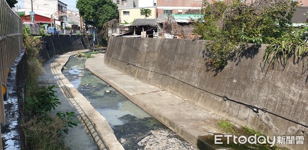 ▲▼ 中埔鄉和興村武德街旁大水溝長期發出惡臭味，當地民眾苦不堪言。（圖／記者翁伊森攝，下同）