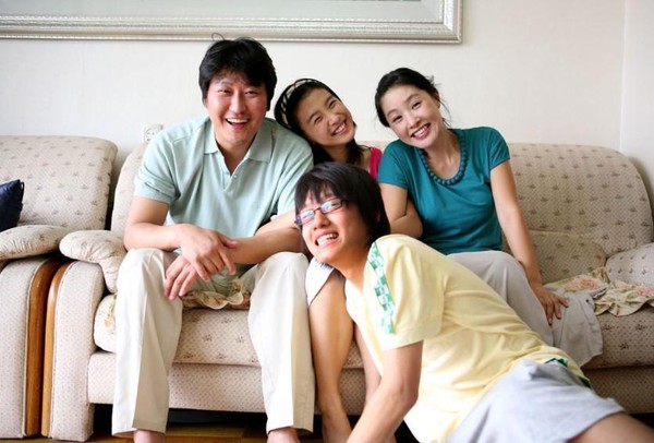 宋康昊（左一）家庭幸福美滿，兒子宋俊平及女兒宋珠妍都遺傳妻子（右一）的高顏值。（翻攝自Daum網站）