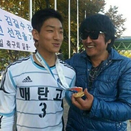 宋康昊的兒子宋俊平（左）長相酷似Rain，目前是職業足球員。（翻攝自Daum網站）