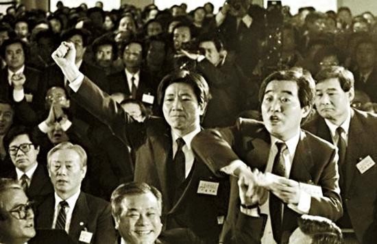 《正義辯護人》以釜林事件中，時任人權律師的前總統盧武鉉（中）為創作原型。（翻攝自Daum網站）