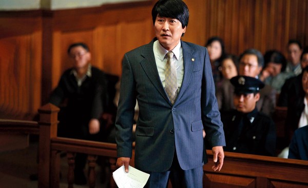梁宇皙真實還原《正義辯護人》中的法庭戲，並就大量法律用語與男主角宋康昊再三修改確認。（NEW提供