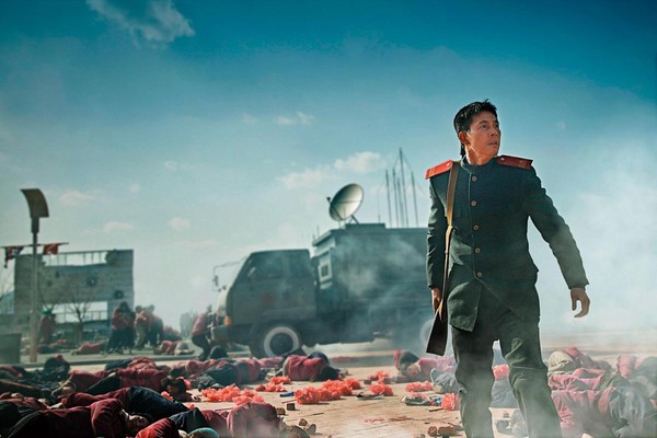 《鋼鐵雨》描述鄭雨盛（圖中）飾演的北韓特勤探員，與韓國外交安全首席祕書聯手阻止核危機。（NEW提供）