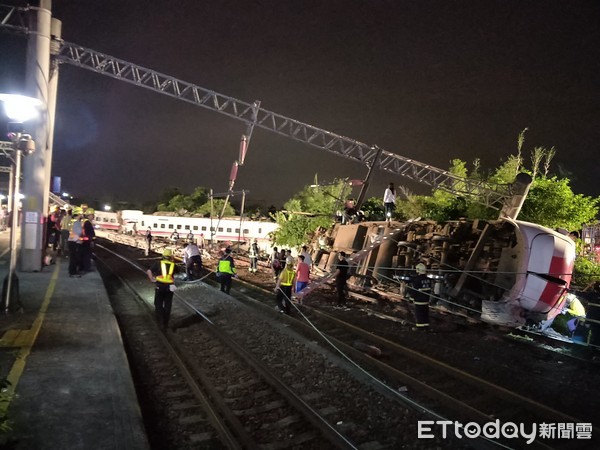▲▼2018年10月21日，台鐵普悠瑪在宜蘭蘇澳鎮新馬站出軌翻覆，釀成18人死亡、200多人受傷。（圖／記者游芳男攝，下同）