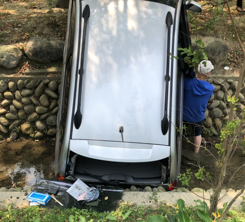 ▲三寶無極限！汽車誤上人行道　切車鬼打牆「一秒顧田水」。（圖／記者陳凱力翻攝）