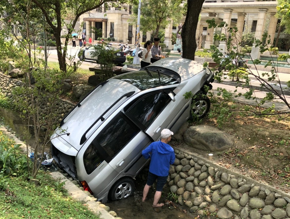 ▲三寶無極限！汽車誤上人行道　切車鬼打牆「一秒顧田水」。（圖／記者陳凱力翻攝）