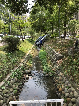 ▲三寶無極限！汽車誤上人行道　切車鬼打牆「一秒顧田水」。（圖／記者陳凱力翻攝）